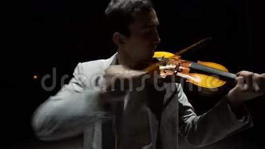 音乐家小提琴手拉小提琴